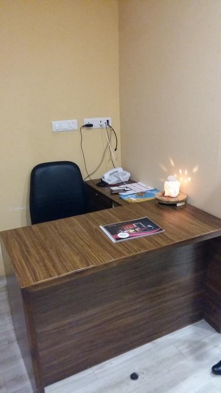Pride Biznotel Vadodara Bagian luar foto