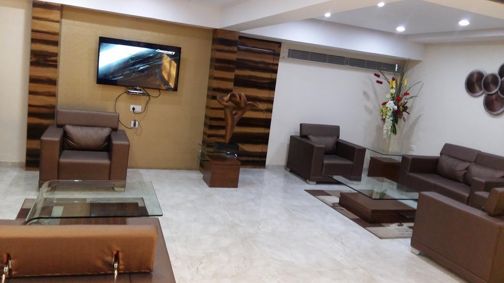 Pride Biznotel Vadodara Bagian luar foto