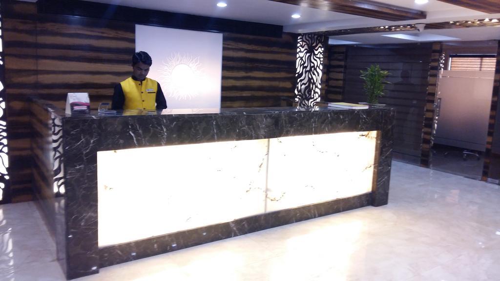 Pride Biznotel Vadodara Bagian luar foto