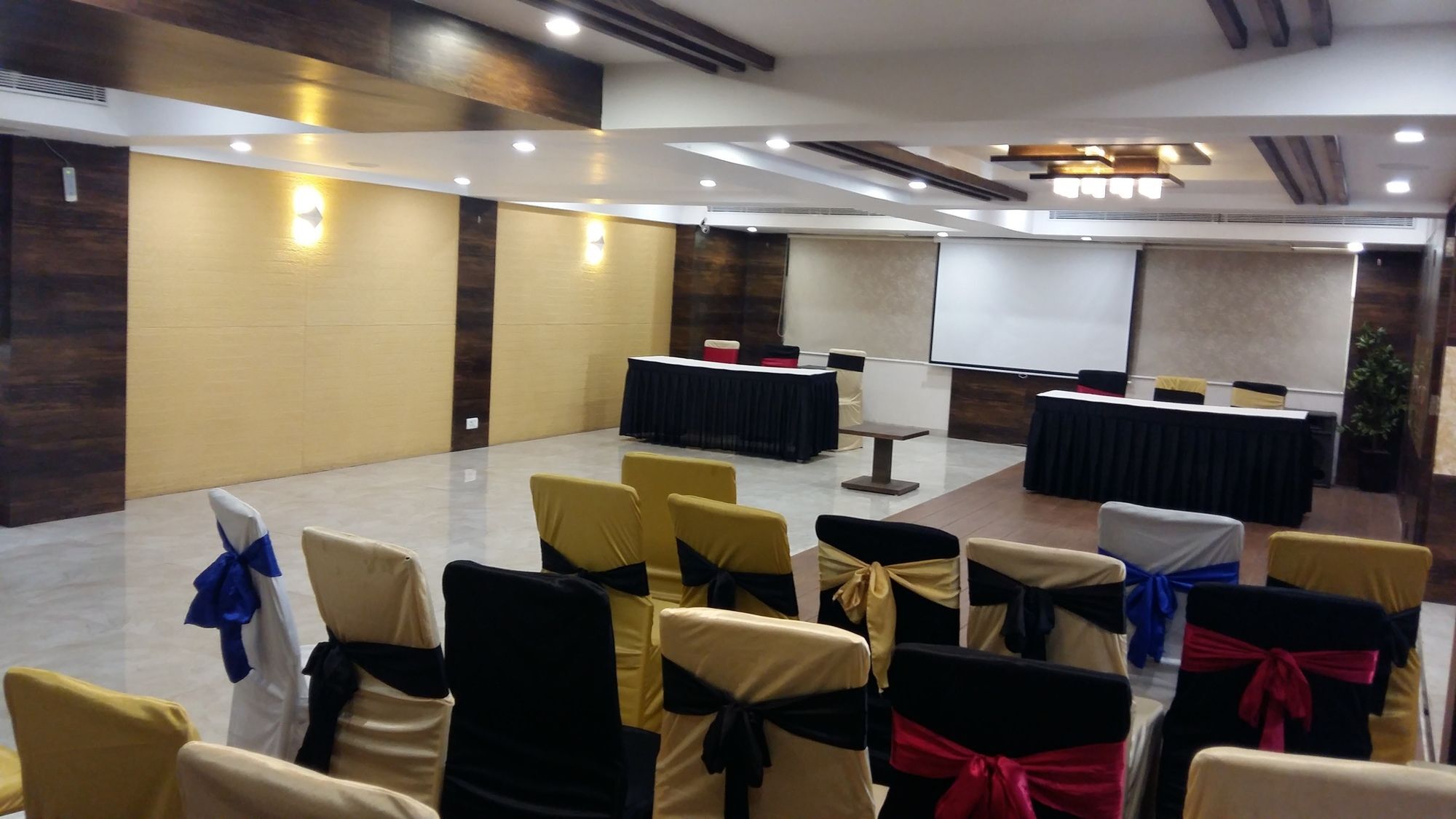 Pride Biznotel Vadodara Bagian luar foto