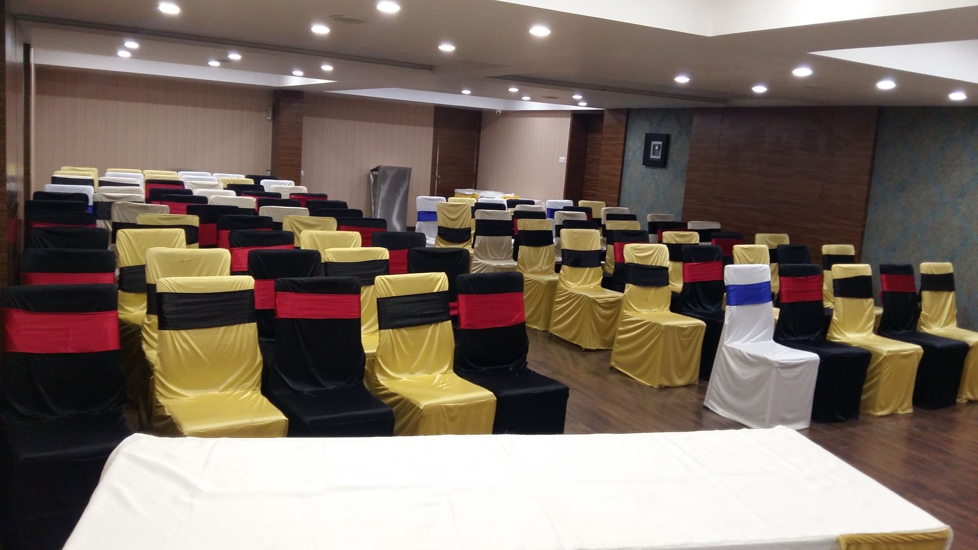 Pride Biznotel Vadodara Bagian luar foto