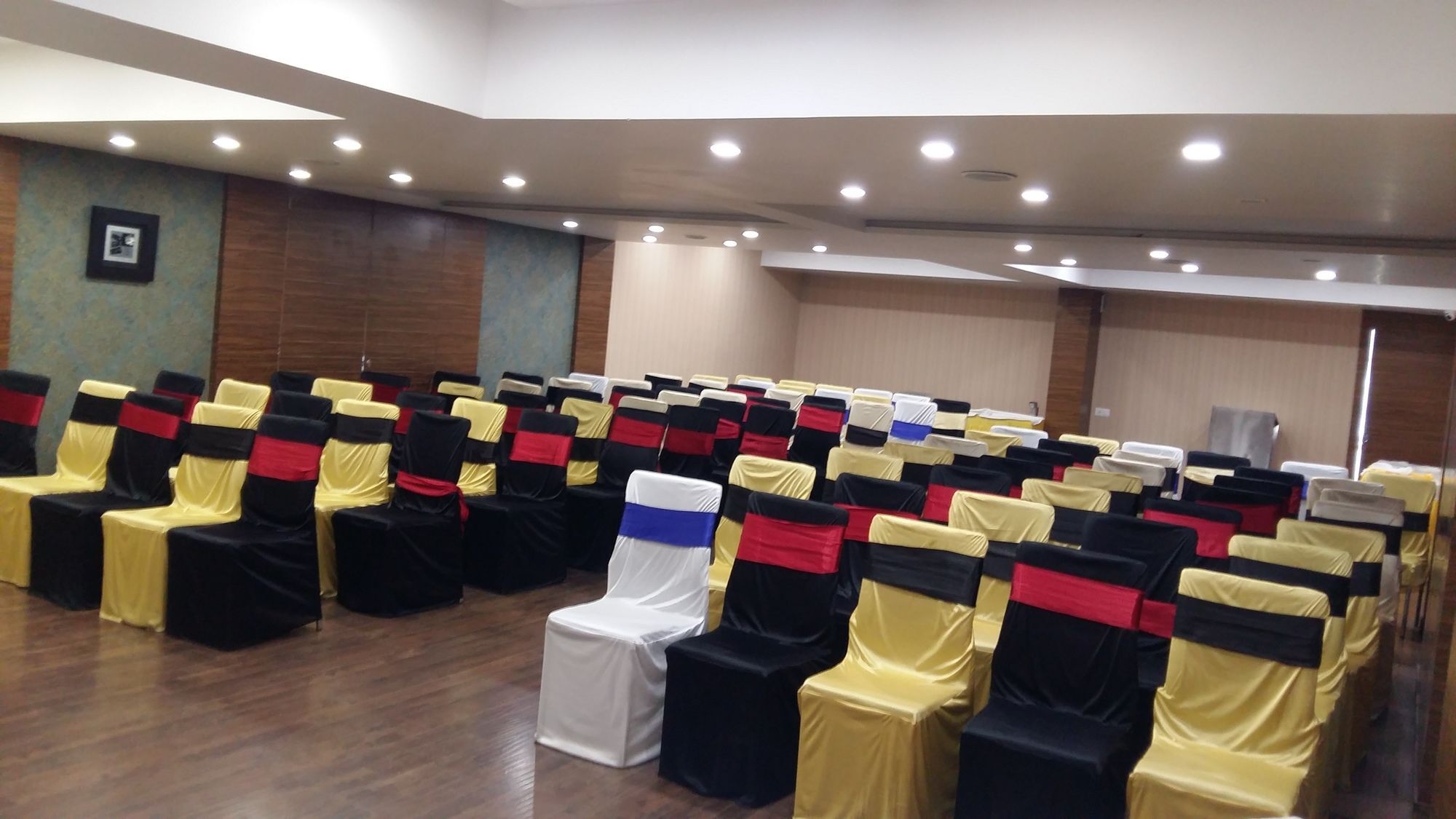 Pride Biznotel Vadodara Bagian luar foto