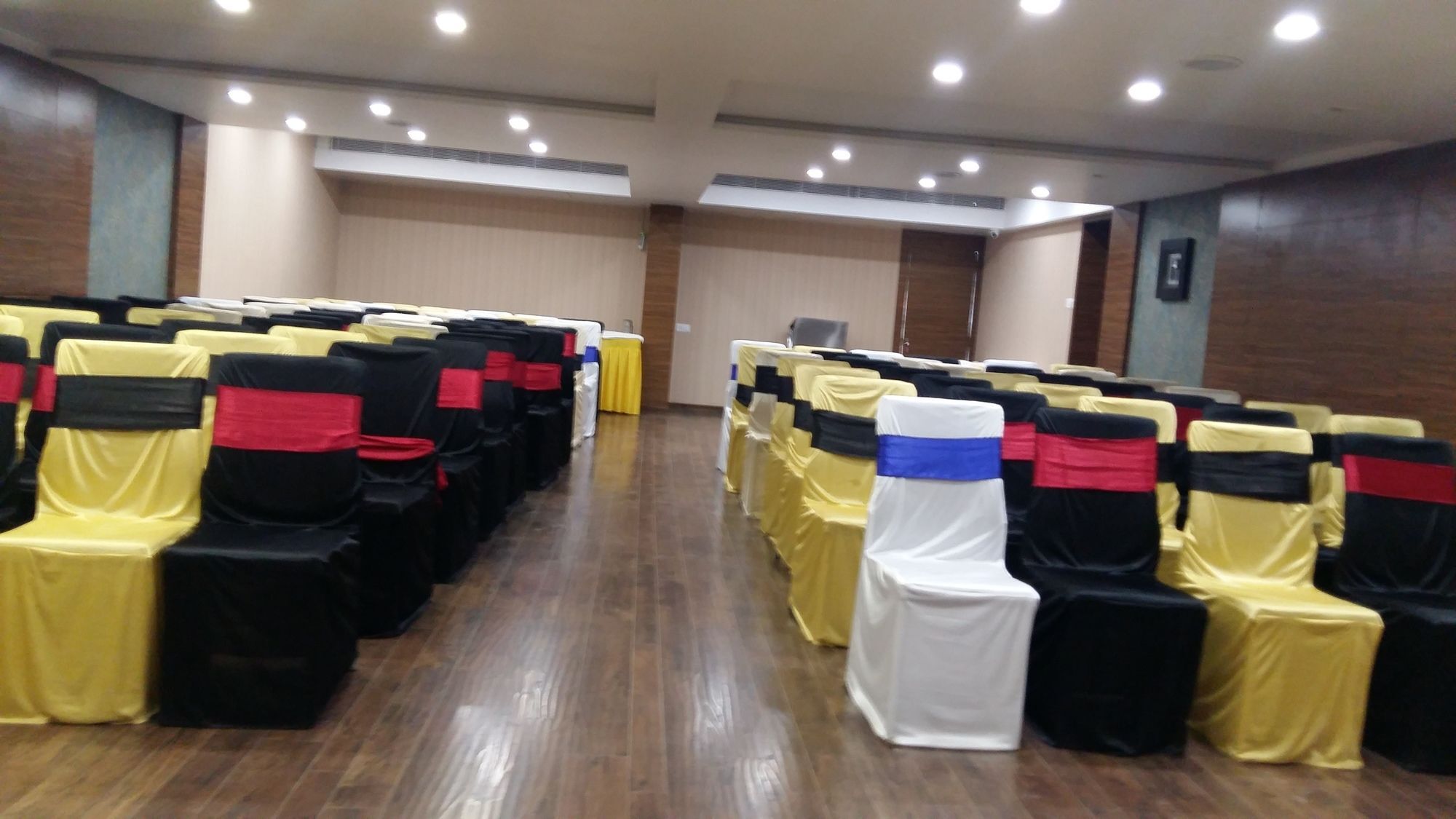 Pride Biznotel Vadodara Bagian luar foto