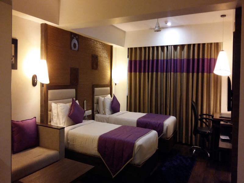 Pride Biznotel Vadodara Bagian luar foto