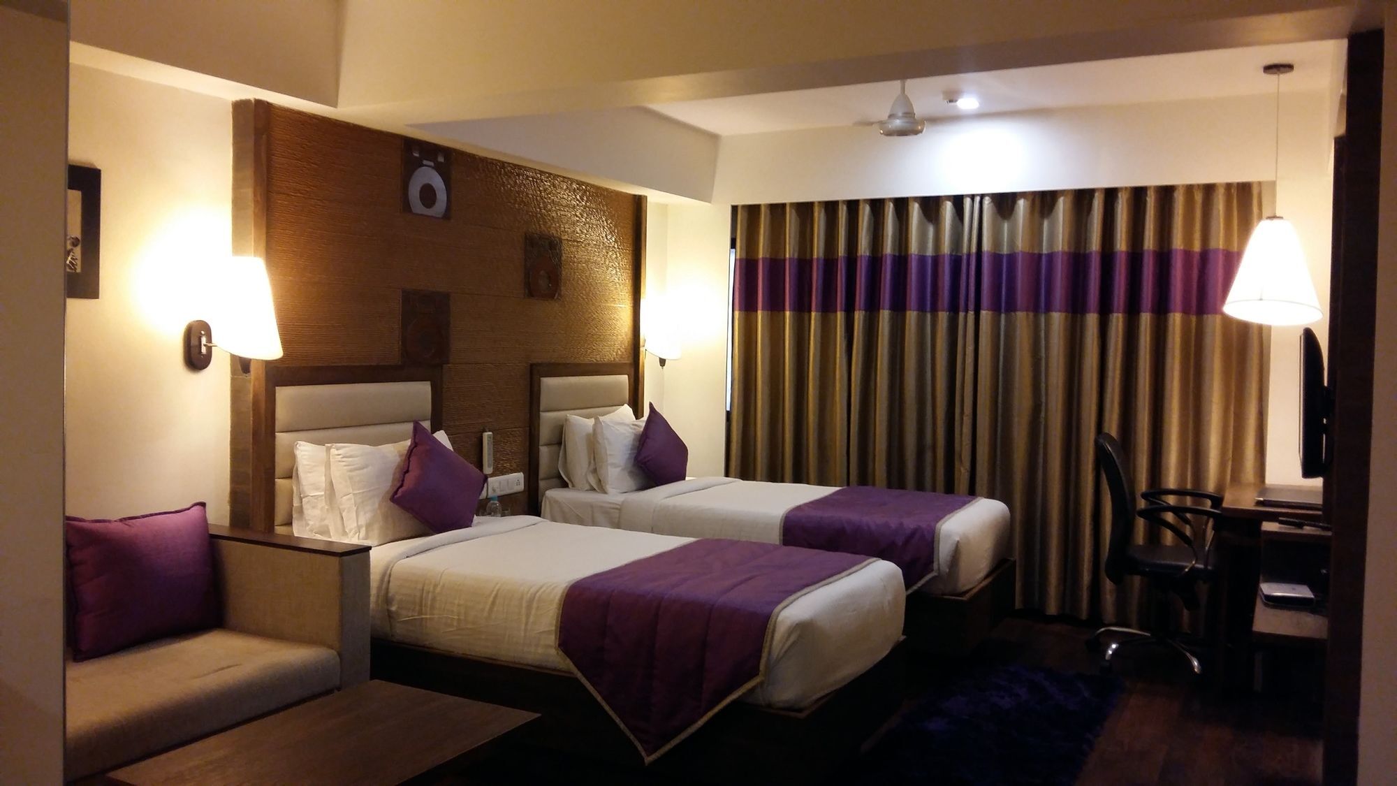 Pride Biznotel Vadodara Bagian luar foto