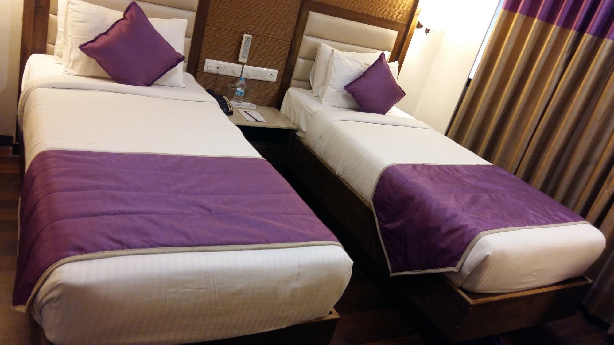 Pride Biznotel Vadodara Bagian luar foto