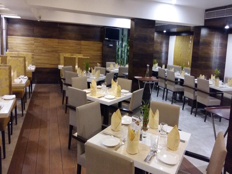 Pride Biznotel Vadodara Bagian luar foto