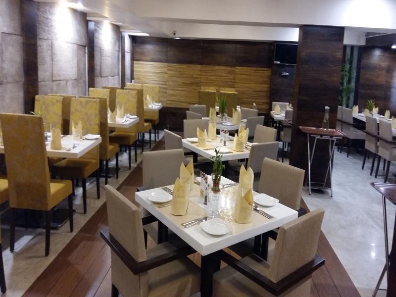 Pride Biznotel Vadodara Bagian luar foto