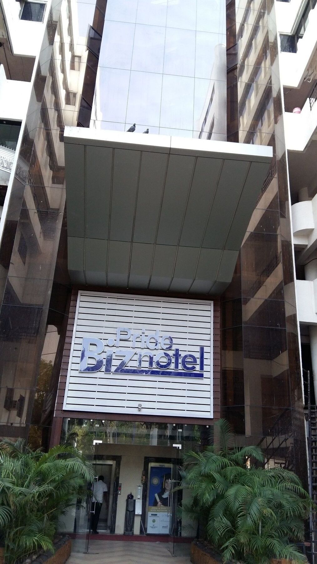 Pride Biznotel Vadodara Bagian luar foto