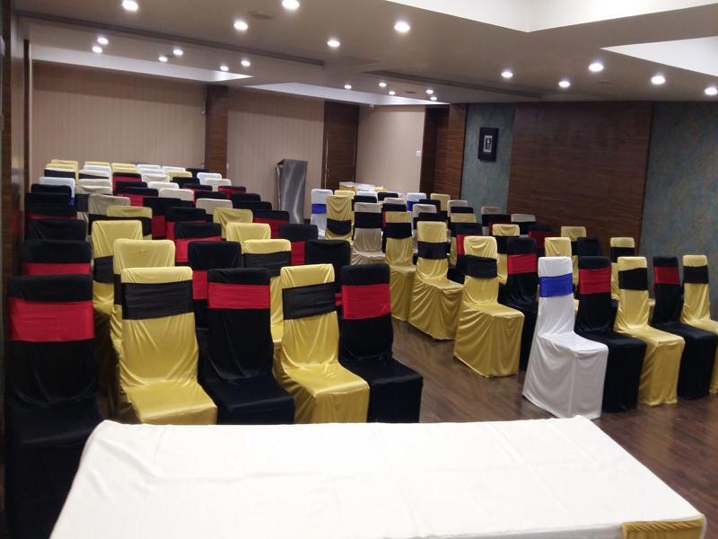 Pride Biznotel Vadodara Bagian luar foto