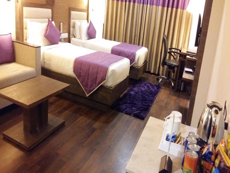 Pride Biznotel Vadodara Bagian luar foto