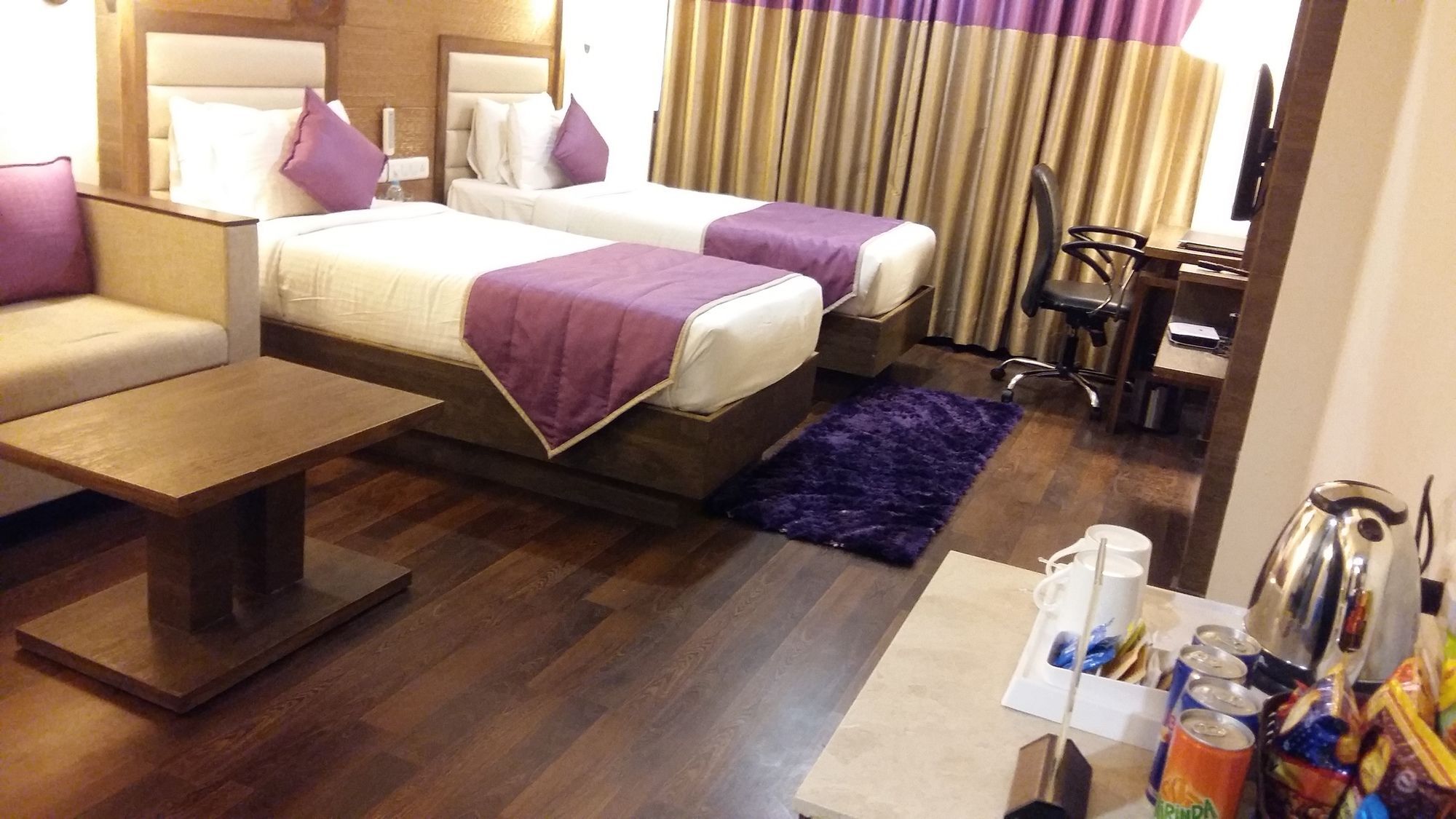Pride Biznotel Vadodara Bagian luar foto