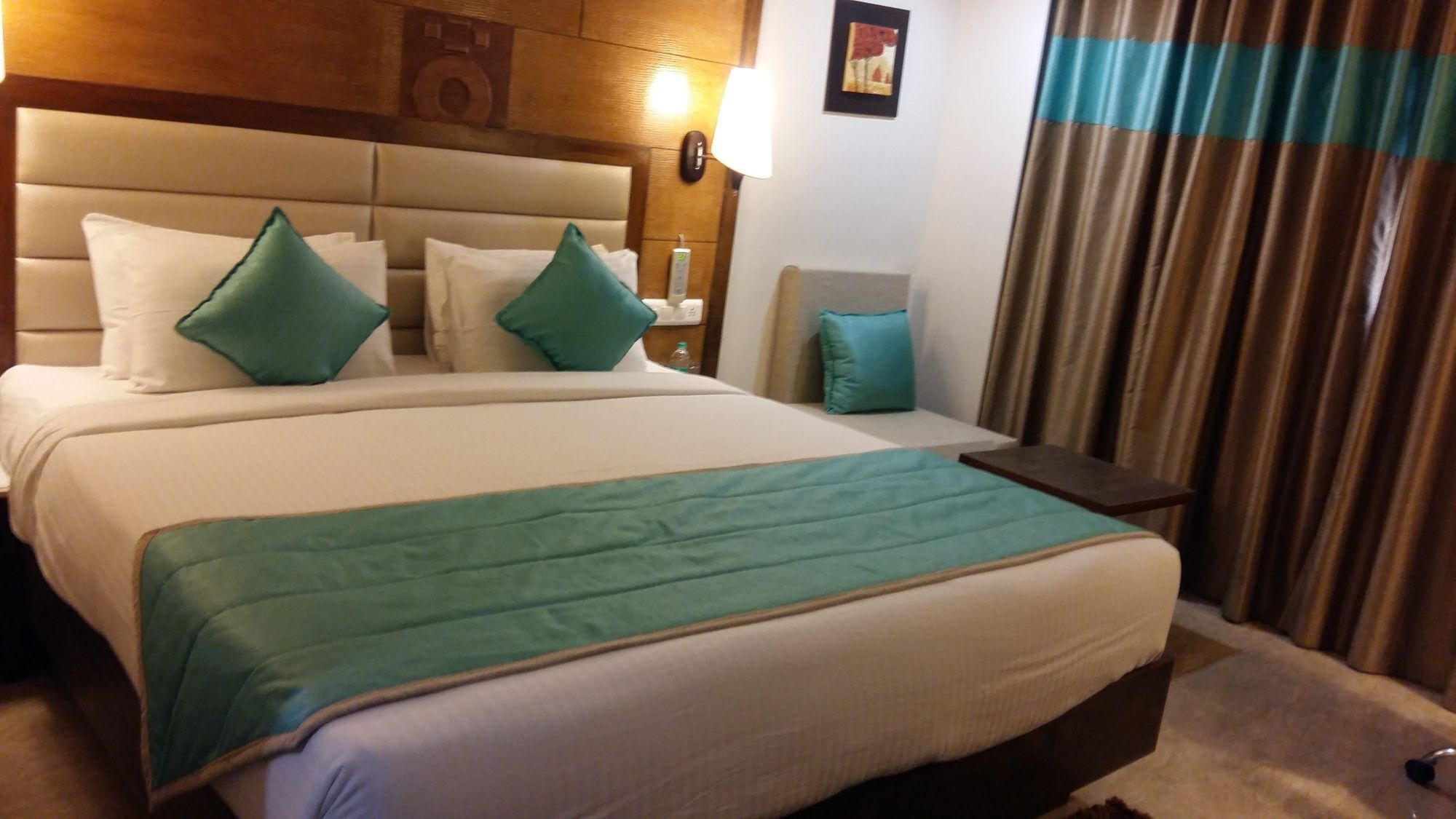 Pride Biznotel Vadodara Bagian luar foto