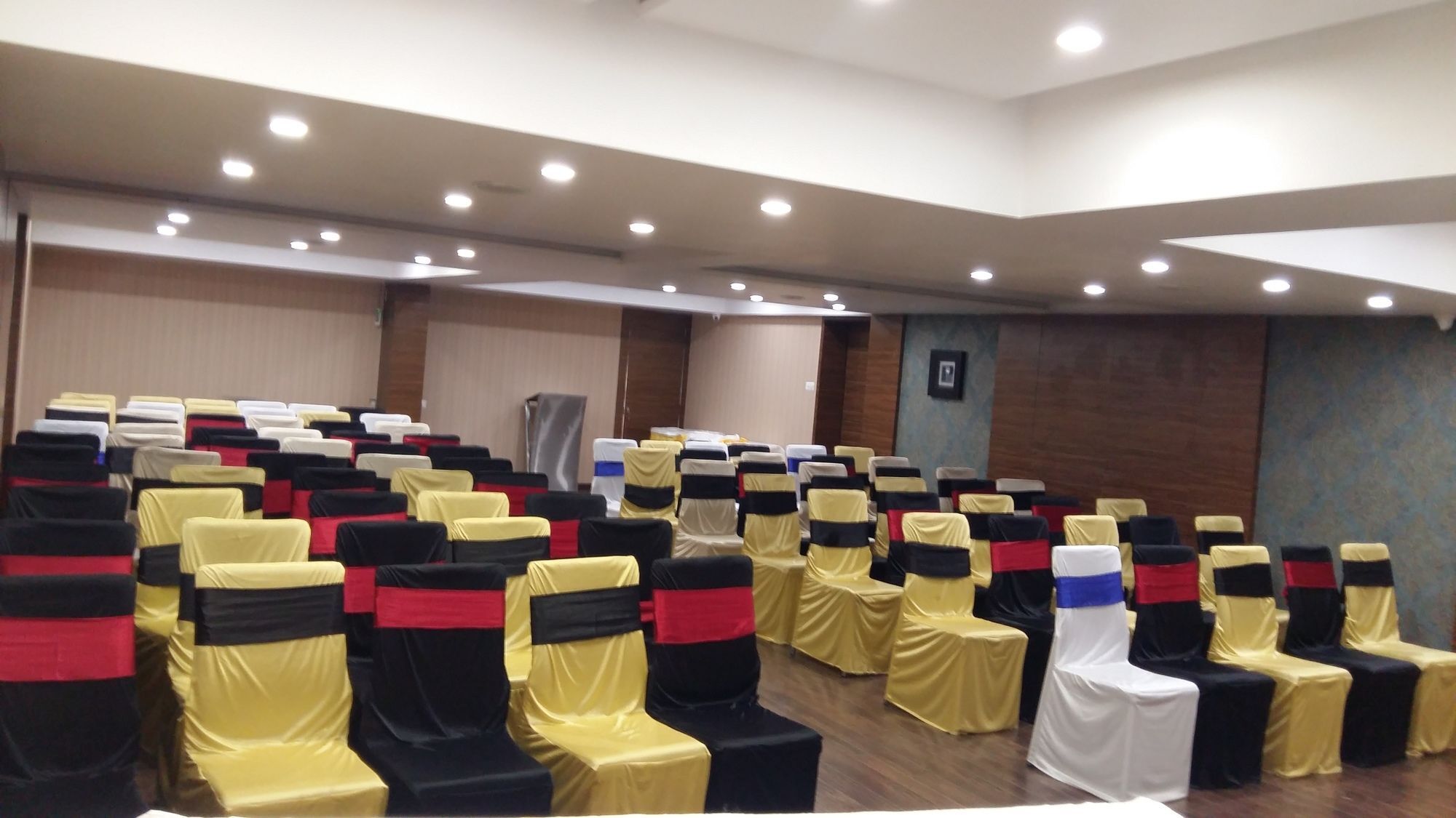 Pride Biznotel Vadodara Bagian luar foto