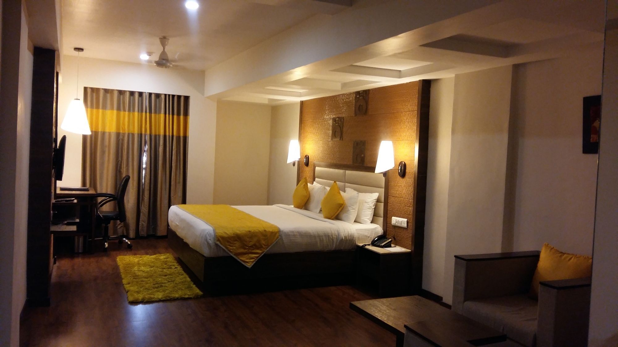 Pride Biznotel Vadodara Bagian luar foto