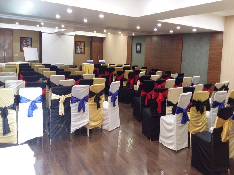 Pride Biznotel Vadodara Bagian luar foto