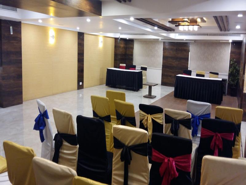 Pride Biznotel Vadodara Bagian luar foto