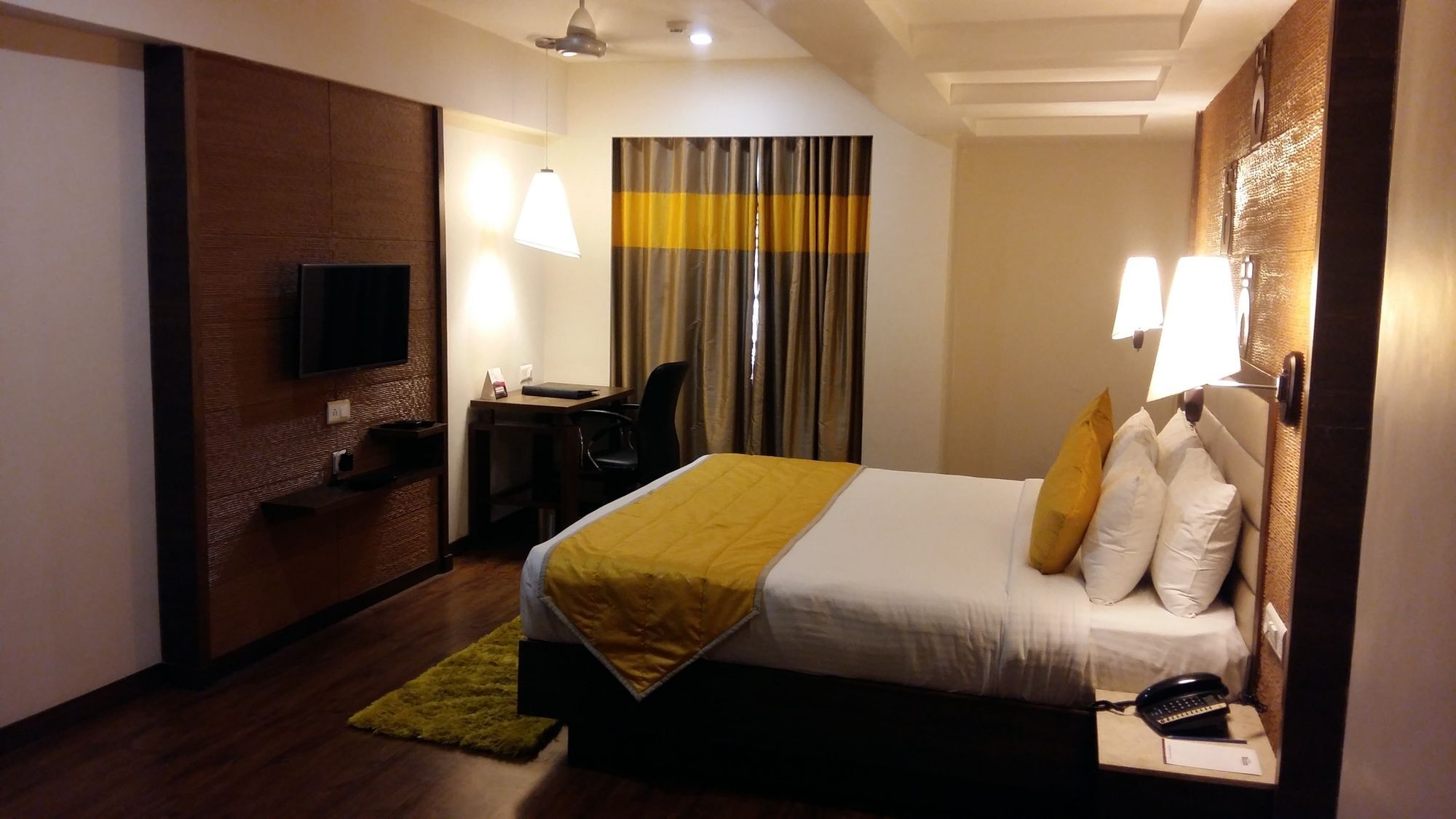 Pride Biznotel Vadodara Bagian luar foto